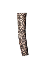 Tatuaj tribal obsesiv negru și bej pe mânecă