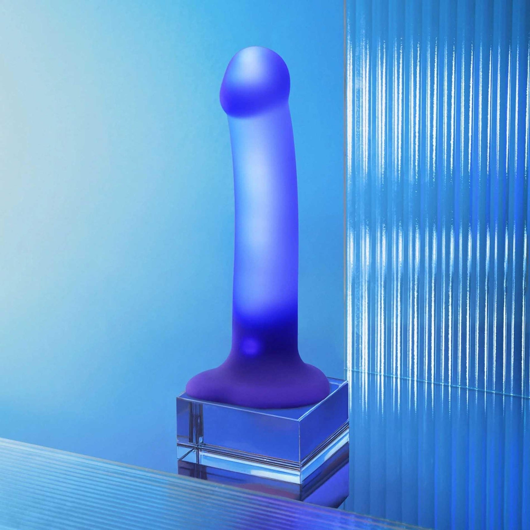 Dildo realist cu LED violet, Straponme, 18 cm, M