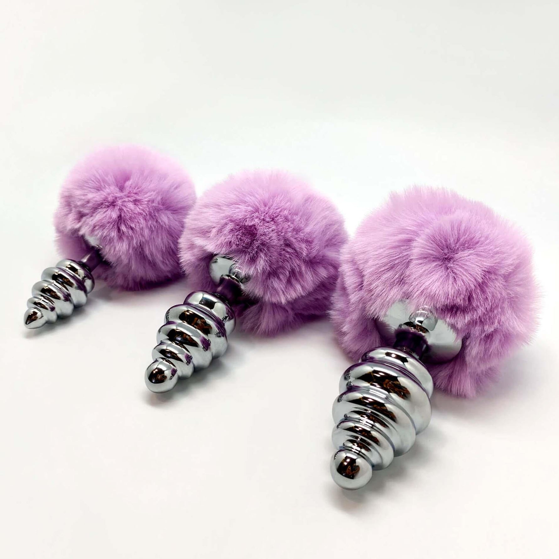 Plug anal răsucit metalic pufos Alive S, violet deschis, 7 cm