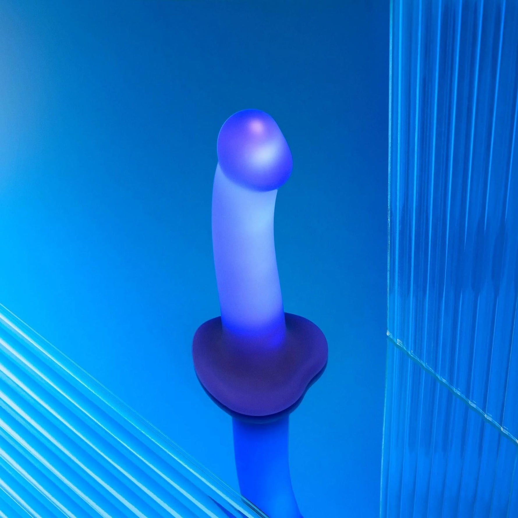 Dildo realist cu LED violet, Straponme, 18 cm, M