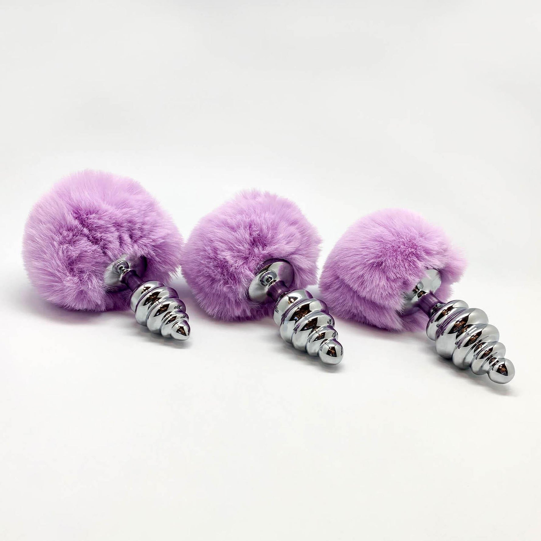 Plug anal răsucit metalic pufos Alive S, violet deschis, 7 cm