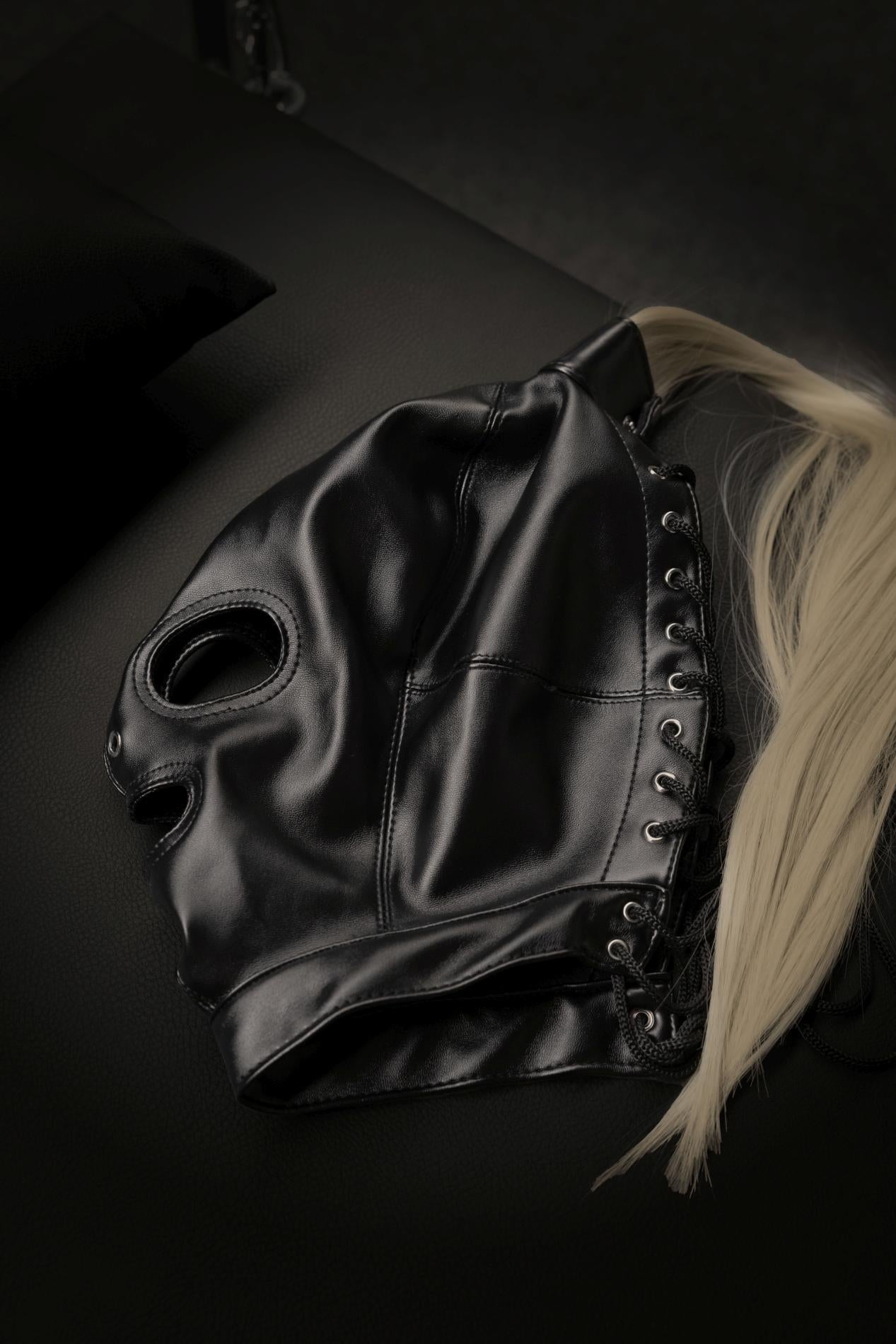 Mască BDSM Ouch! cu coadă blondă, neagră, 55 cm