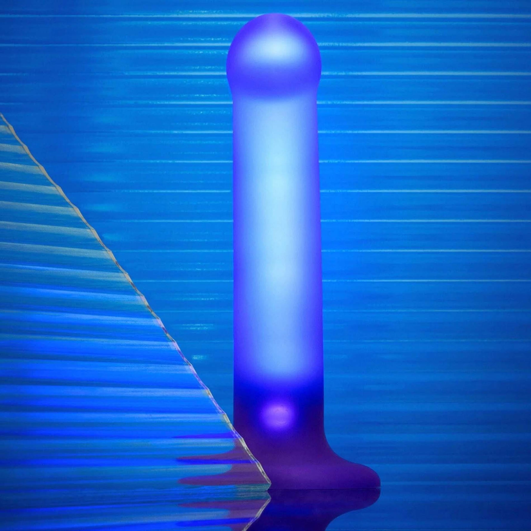 Dildo realist cu LED violet, Straponme, 18 cm, M