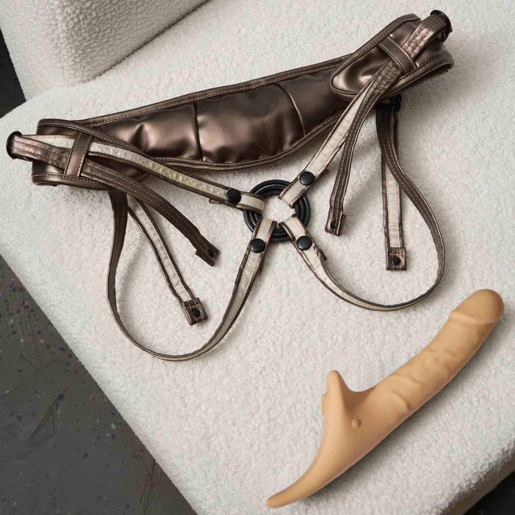 Dildo realist cu strap on me M vanilla cu telecomandă