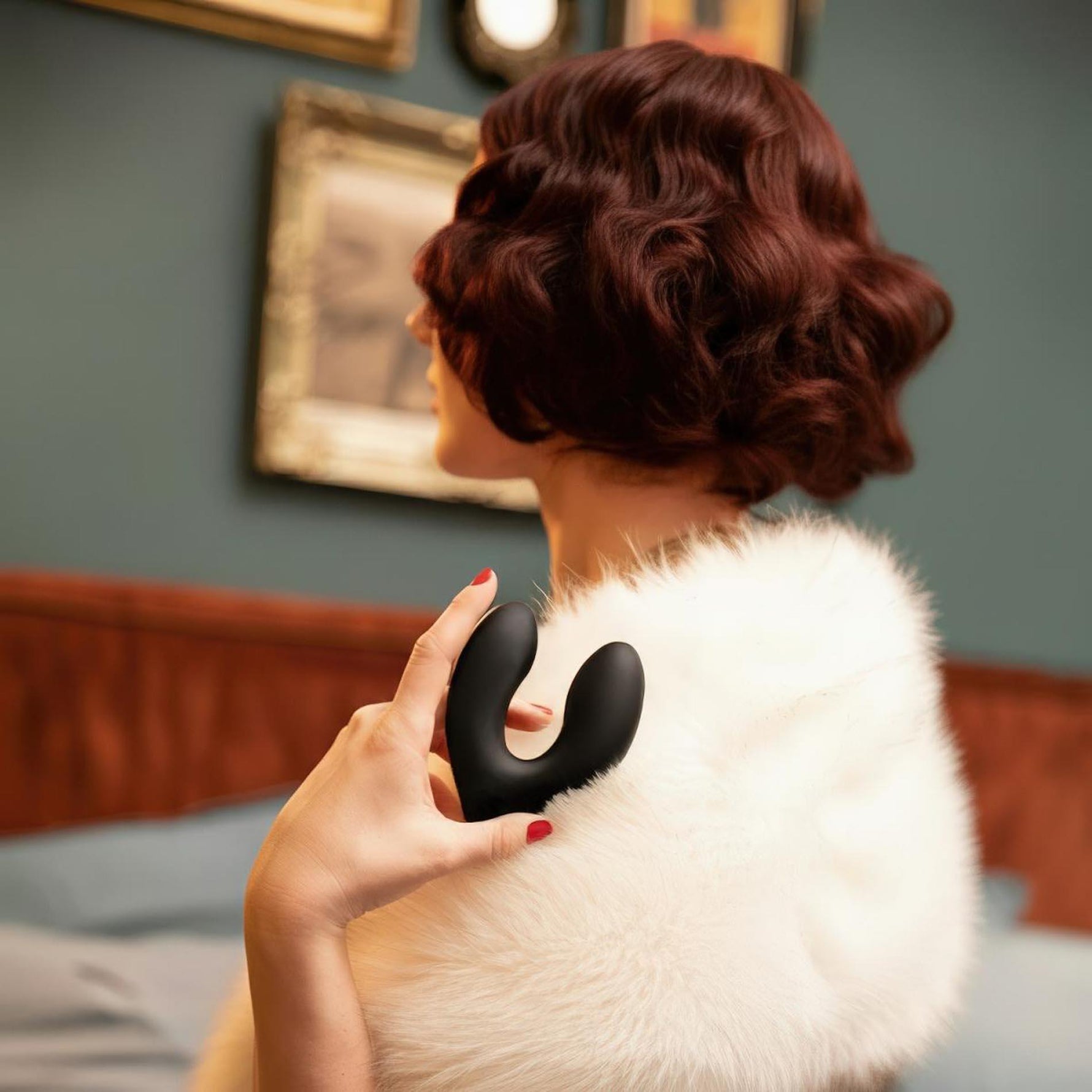Vibrator portabil Rosy Gold cu carcasă de încărcare, negru