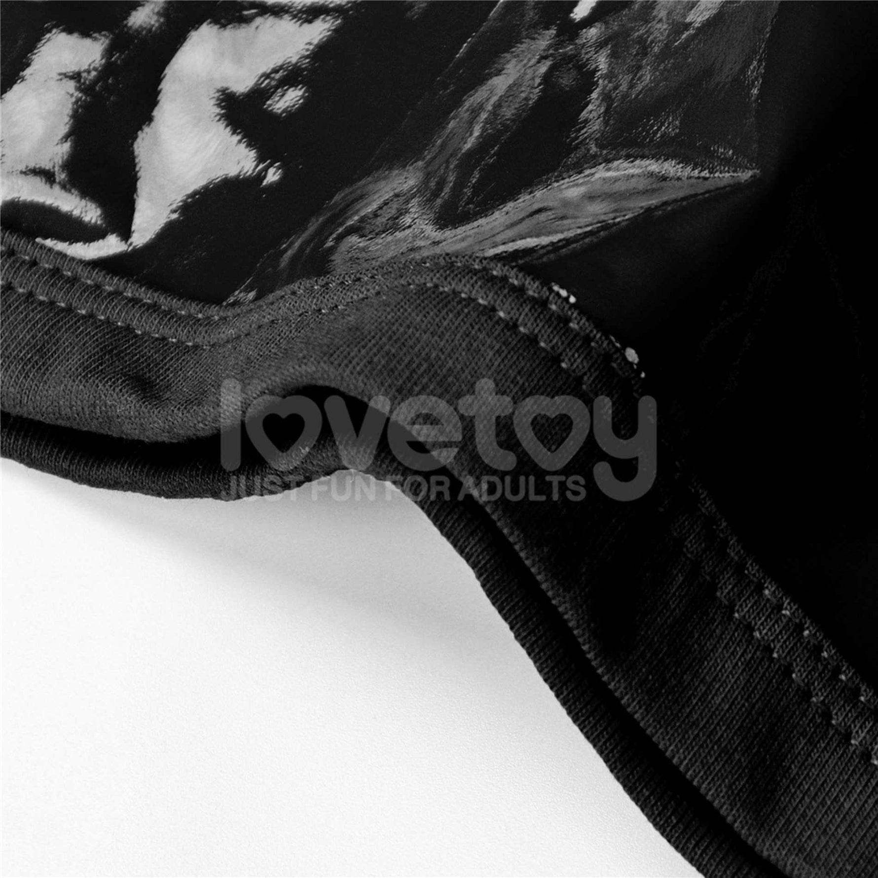 Pantaloni scurți Chic Lovetoy cu strap-on negri, talie 81-89 cm