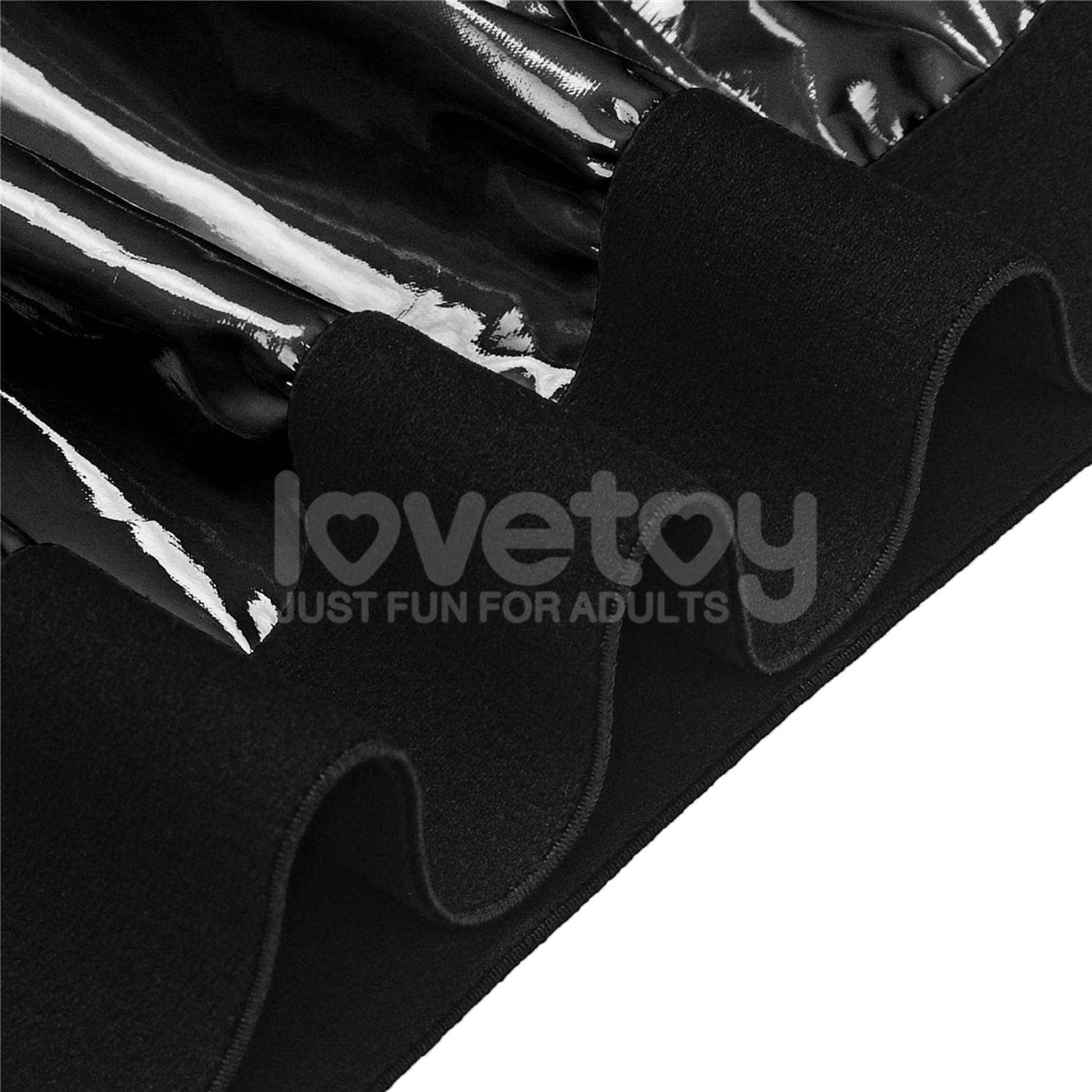 Pantaloni scurți Chic Lovetoy cu strap-on negri, talie 81-89 cm
