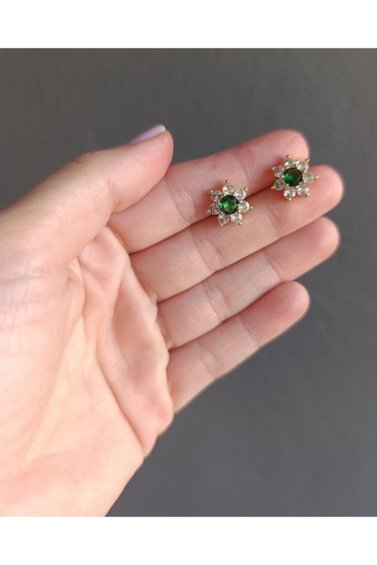 Cercei tip știft în formă de floare, placați cu aur de 18K, cu zirconiu verde