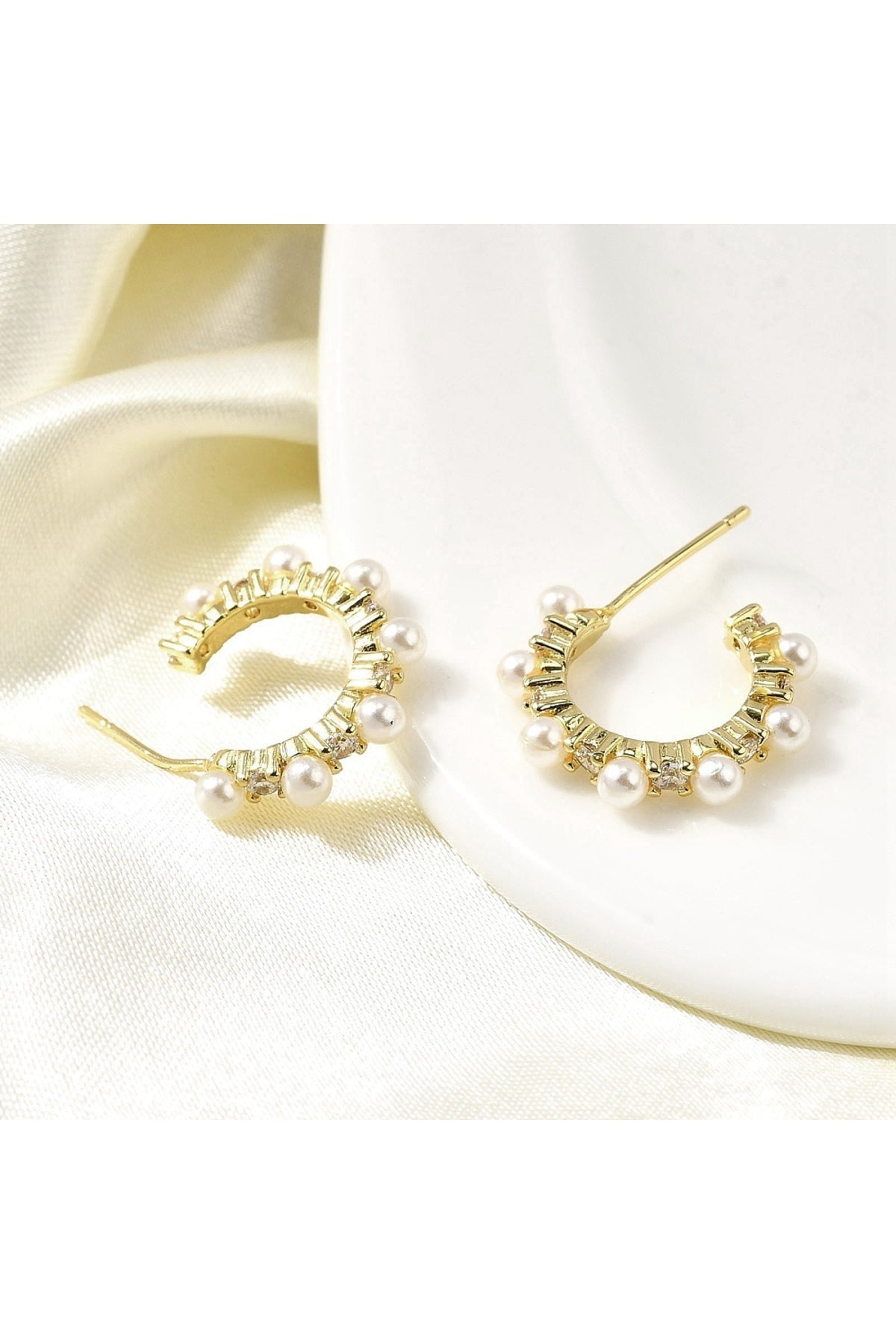 Cercei placați cu aur de 18K cu perle și zirconiu transparent
