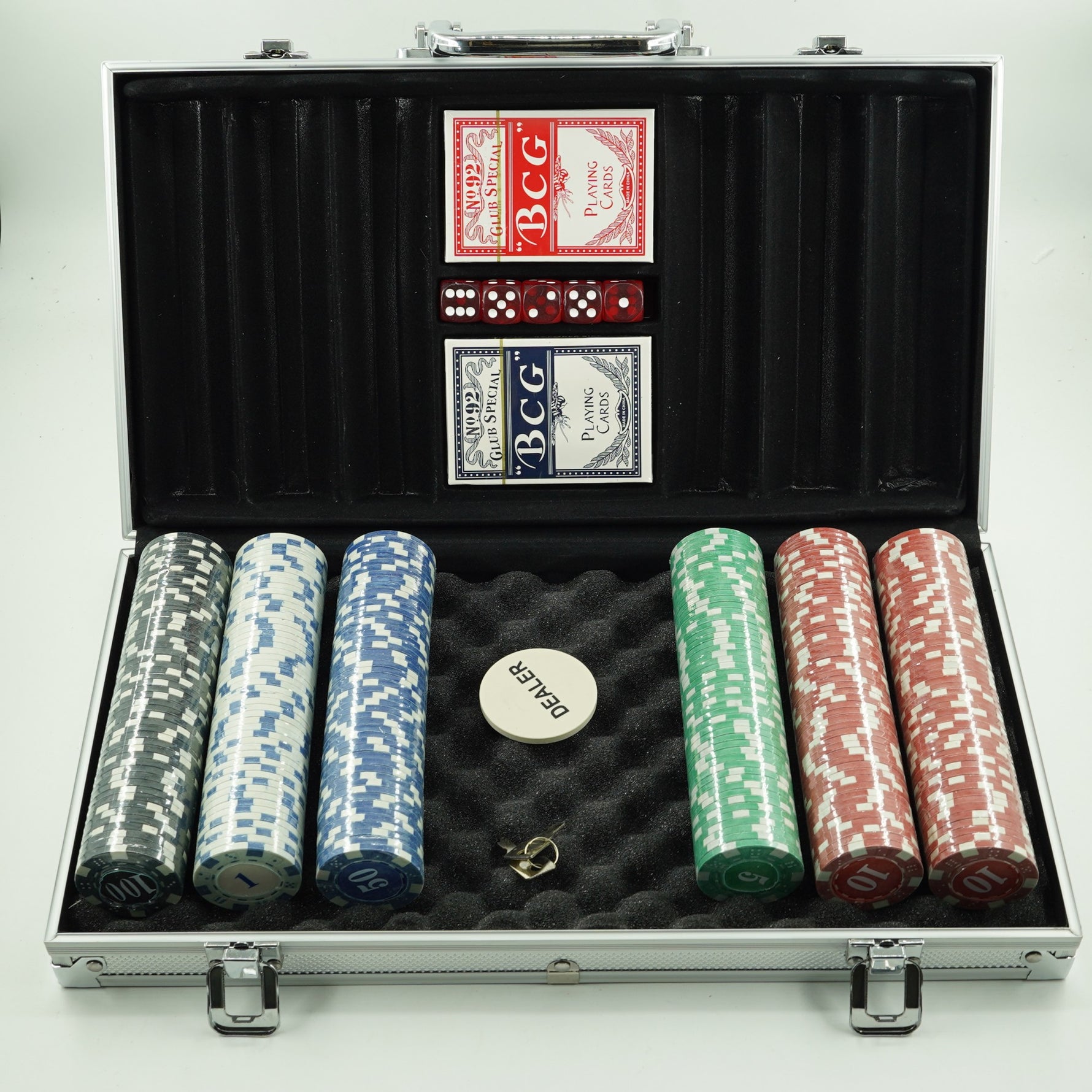 Set de Poker Complex cu 300 de jetoane Flippy, Include 2 seturi de carti, 5 zaruri, Echipat cu servieta de aluminiu cu