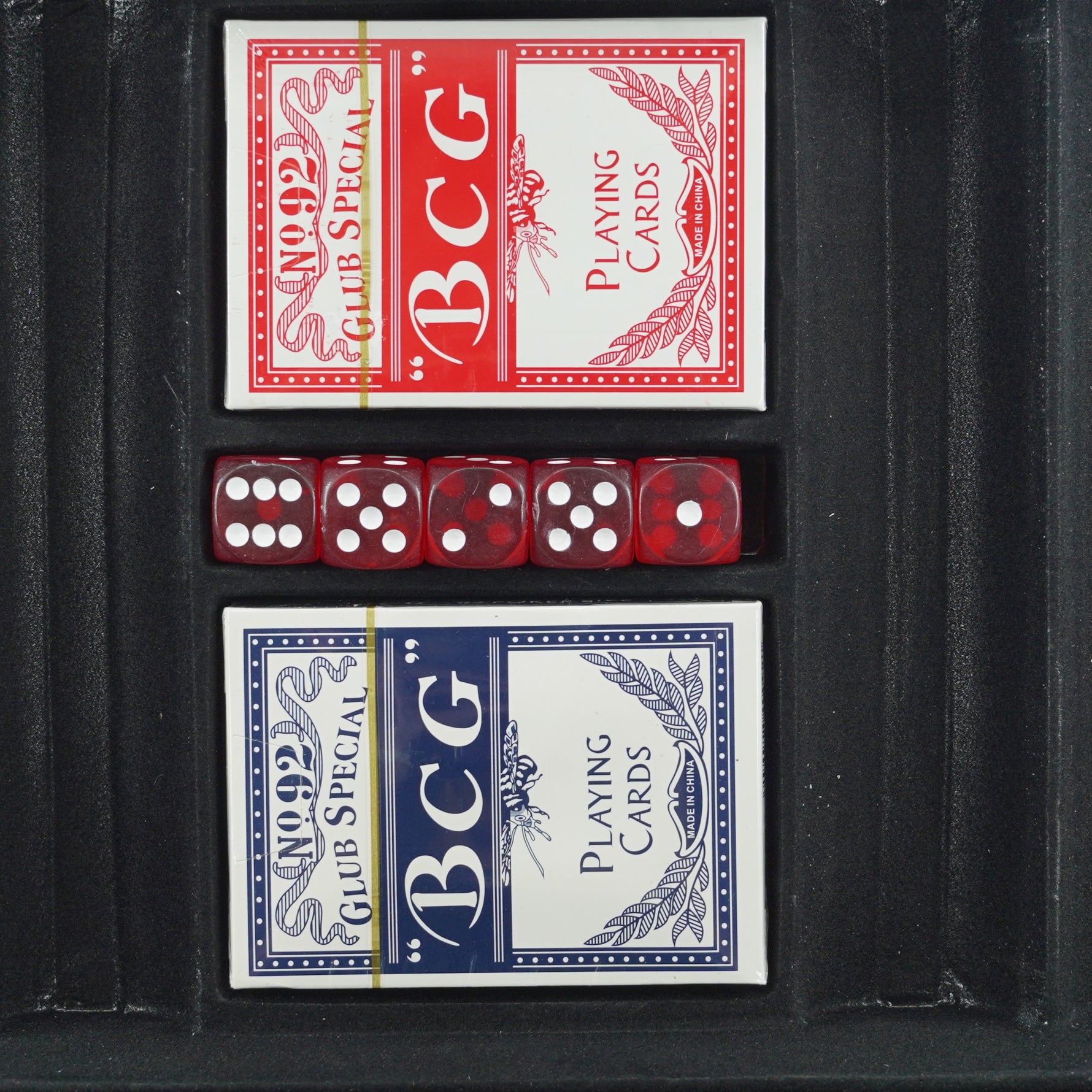 Set de Poker Complex cu 300 de jetoane Flippy, Include 2 seturi de carti, 5 zaruri, Echipat cu servieta de aluminiu cu
