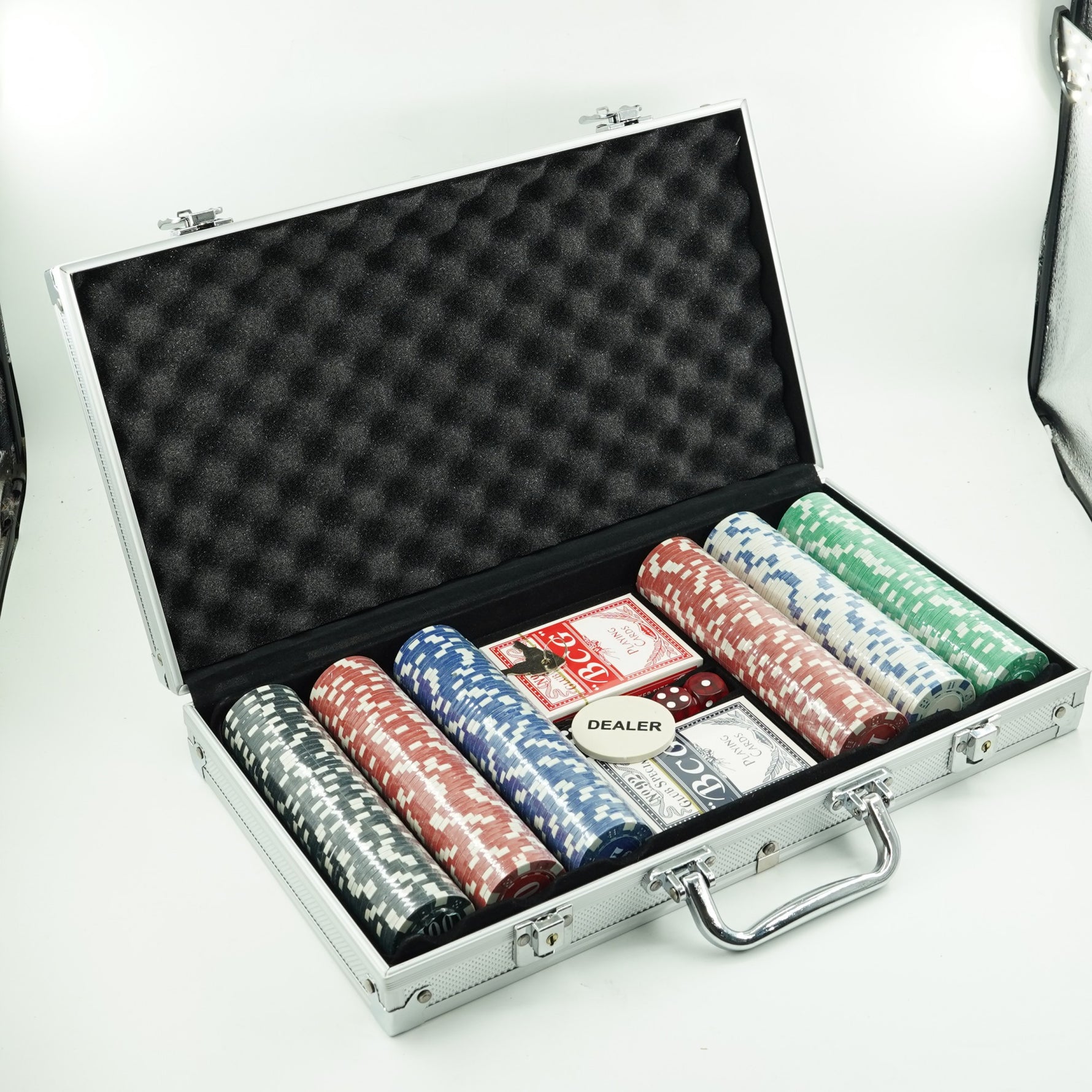 Set de Poker Complex cu 300 de jetoane Flippy, Include 2 seturi de carti, 5 zaruri, Echipat cu servieta de aluminiu cu