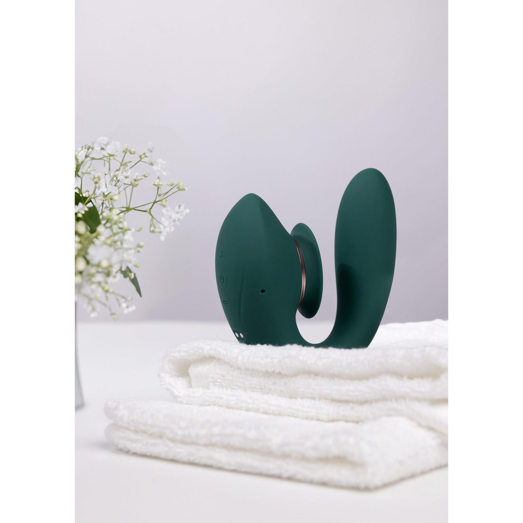 Vibrator cu aspirație USB Innovation Twitch 3 din silicon verde