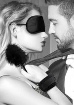Set de bondage Ouch! cu cătușe din pene și mască
