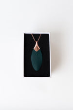 Colier vibrator Liberty Leaf Mini din silicon verde