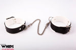 Manșete bărbătești din piele pentru picioare, în alb și negru, de la Whips Collection