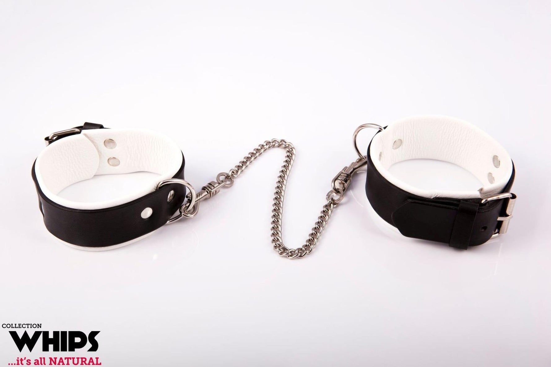 Manșete bărbătești din piele pentru picioare, în alb și negru, de la Whips Collection