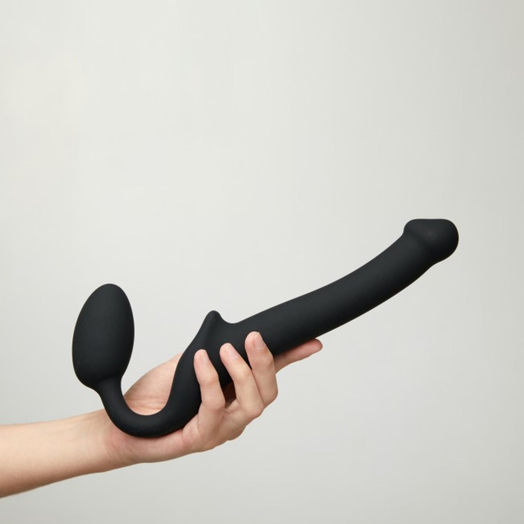 Strapon fără bretele flexibil semi-realist Straponme negru M 17 cm