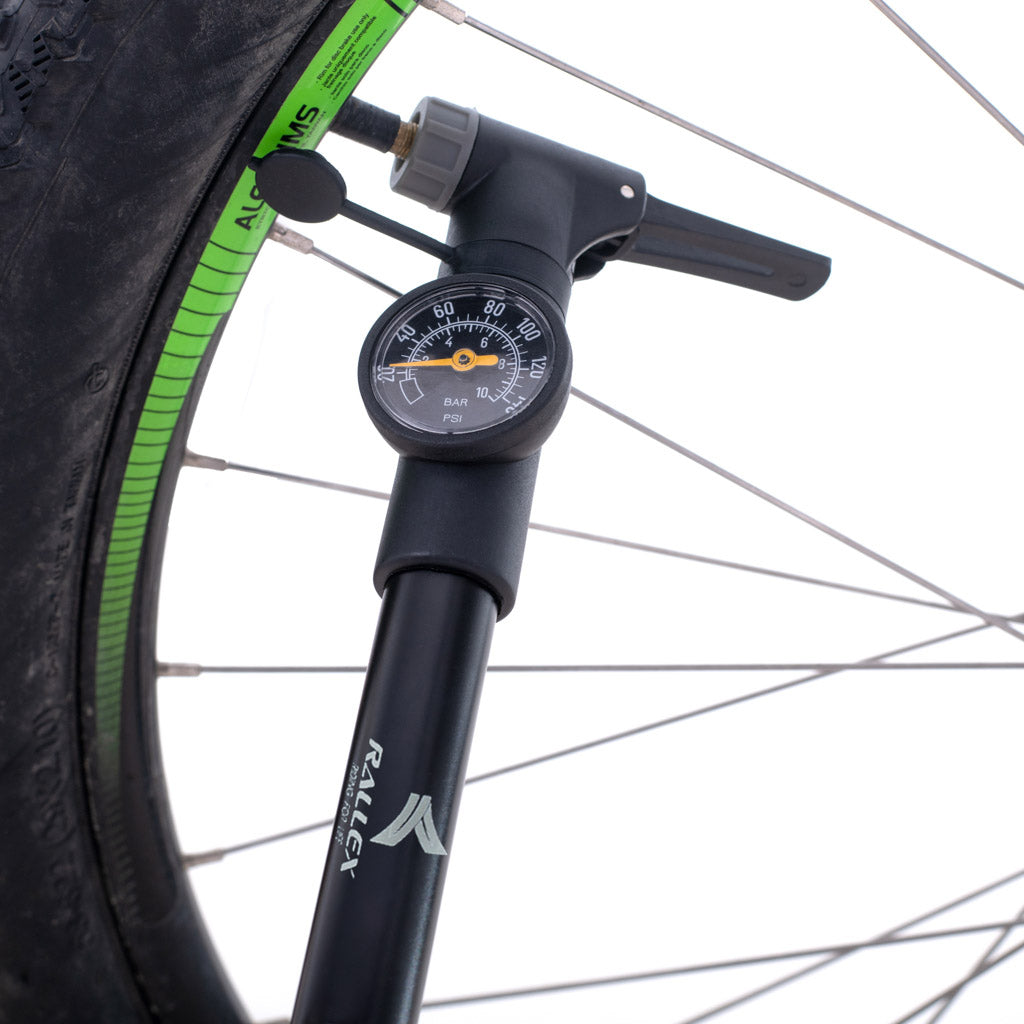 Pompă de bicicletă RALLEX cu manometru, acționată manual, pentru bile de saltea, cu suport pentru bicicletă