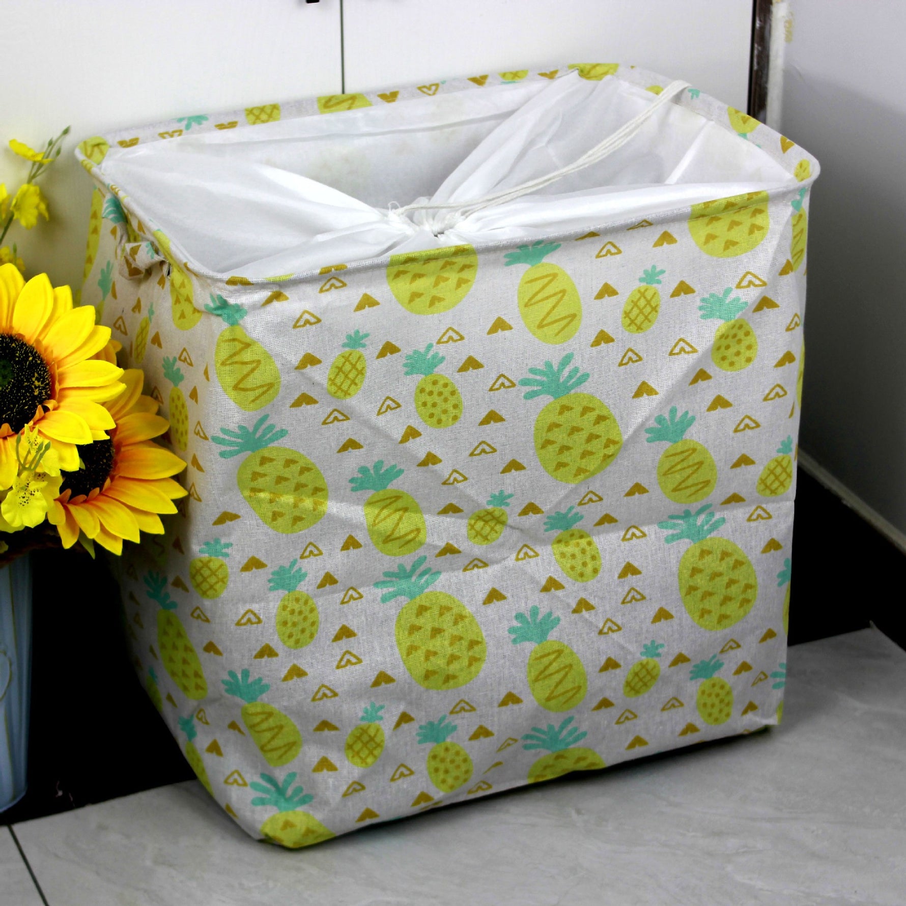 Cutie de Depozitare Pliabila, Flippy, Impermeabila, cu Snur, Capacitate 100 L, cu Manere, 50x50x40cm, Model Ananas,