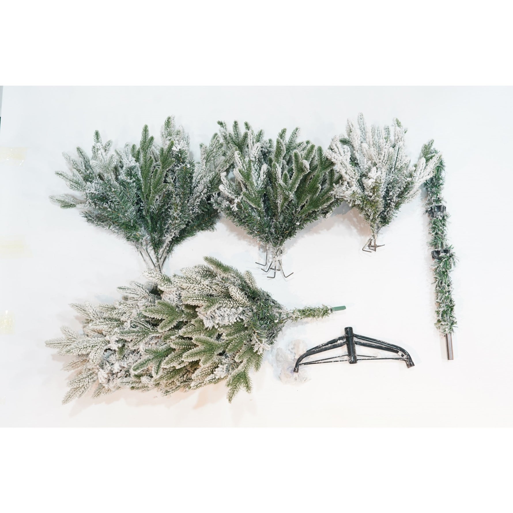 Brad Artificial de Craciun, Flippy, 1.5 m inaltime, Verde, Pulverizat complet alb-tip zapada, Interior/ Exterior,