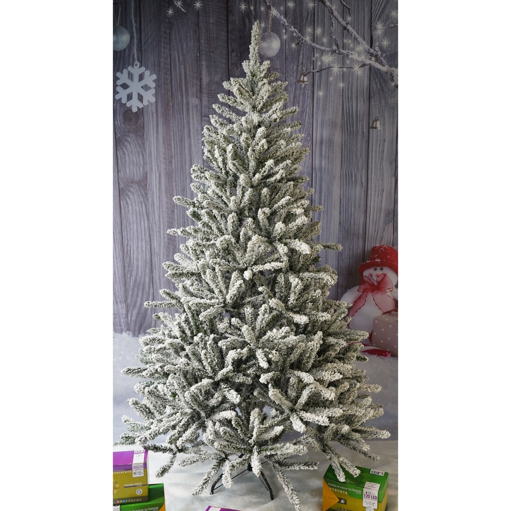Brad Artificial de Craciun, Flippy, 1.8 m inaltime, Verde, Pulverizat alb-tip zapada, Diametru inferior 110 cm,