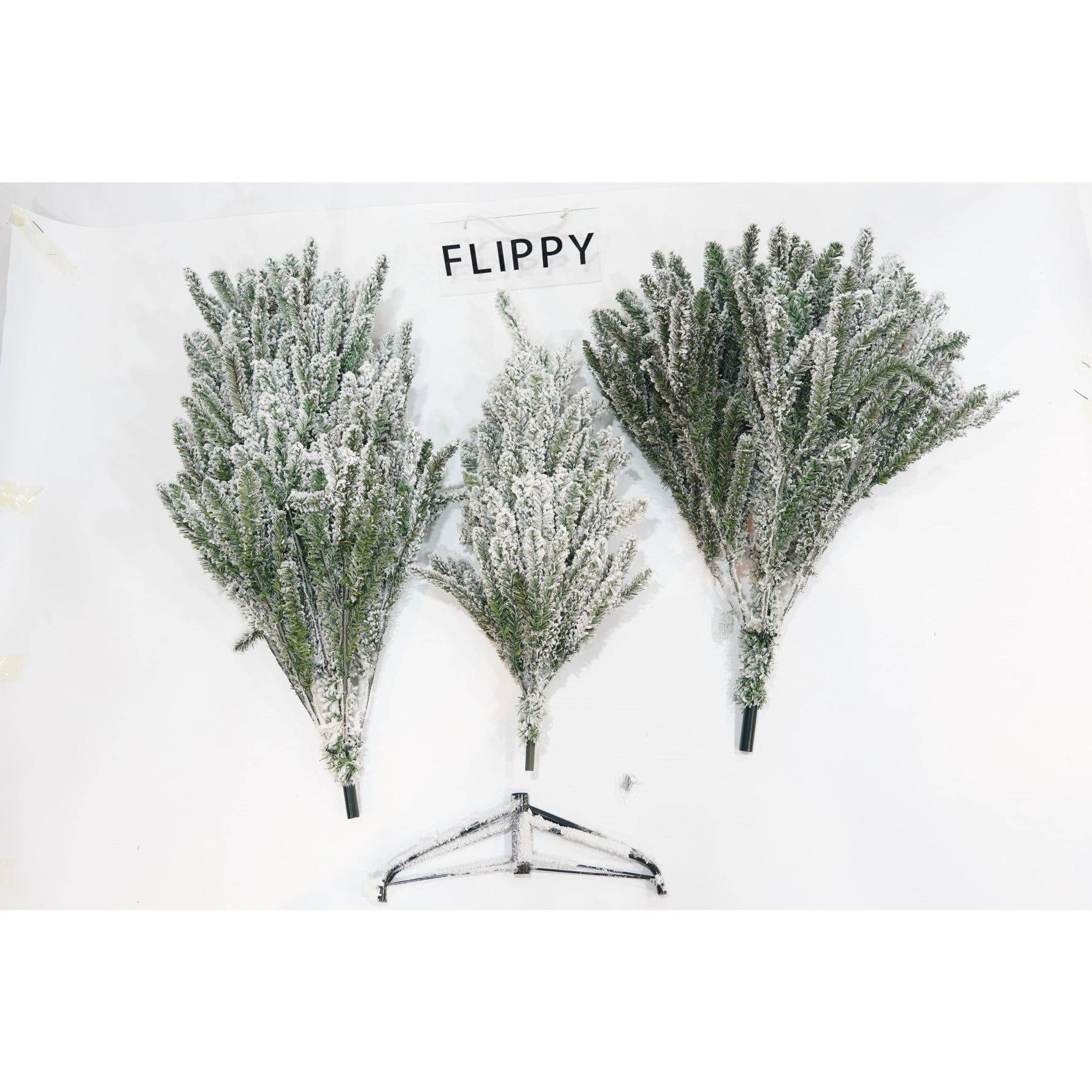 Brad Artificial de Craciun, Flippy, 1.8 m inaltime, Verde, Pulverizat alb-tip zapada, Diametru inferior 110 cm,