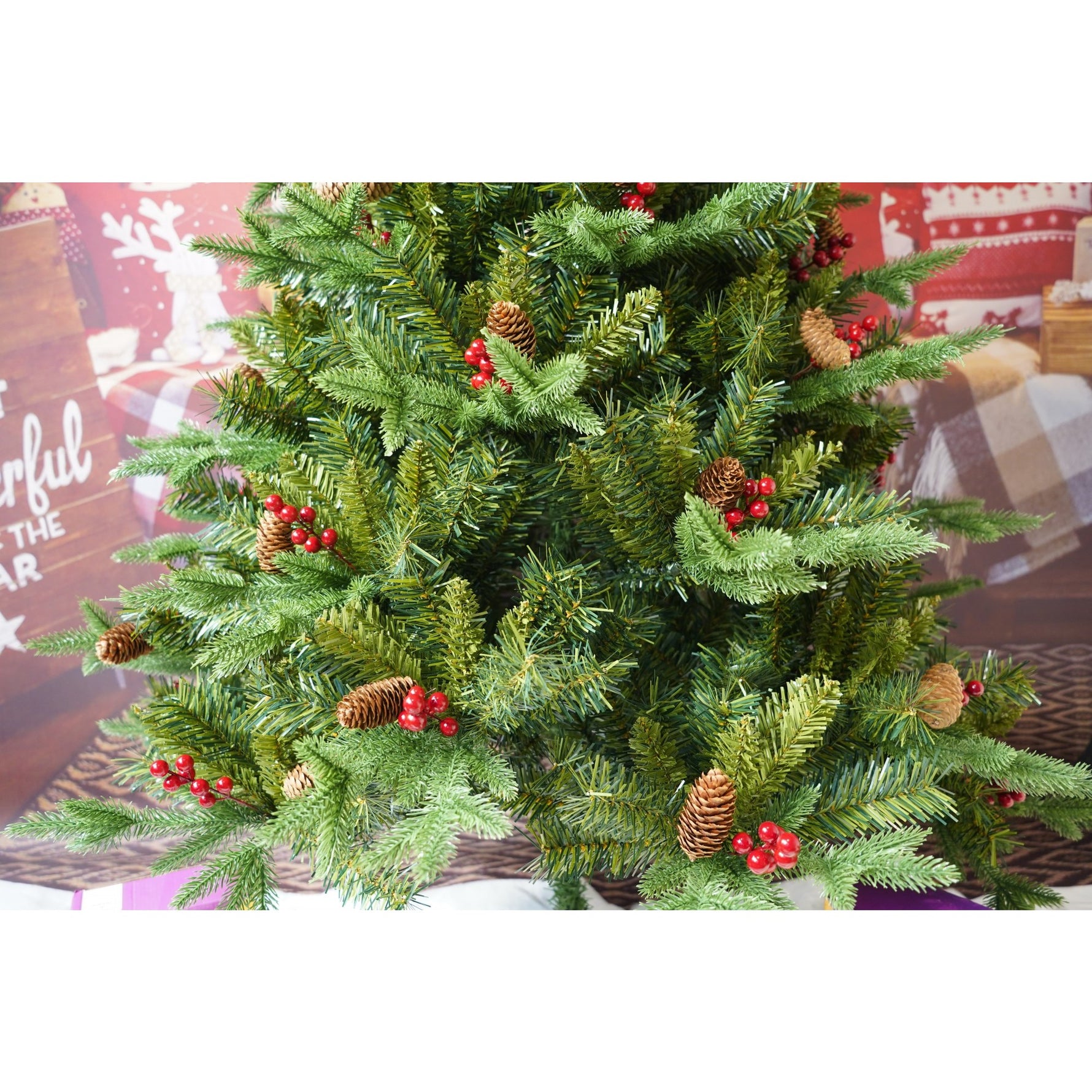 Brad Artificial de Craciun Bogat, Flippy, 1.80 m inaltime, 774 ramuri, Premium, Verde, Decorat cu 56 conuri pin rosii,