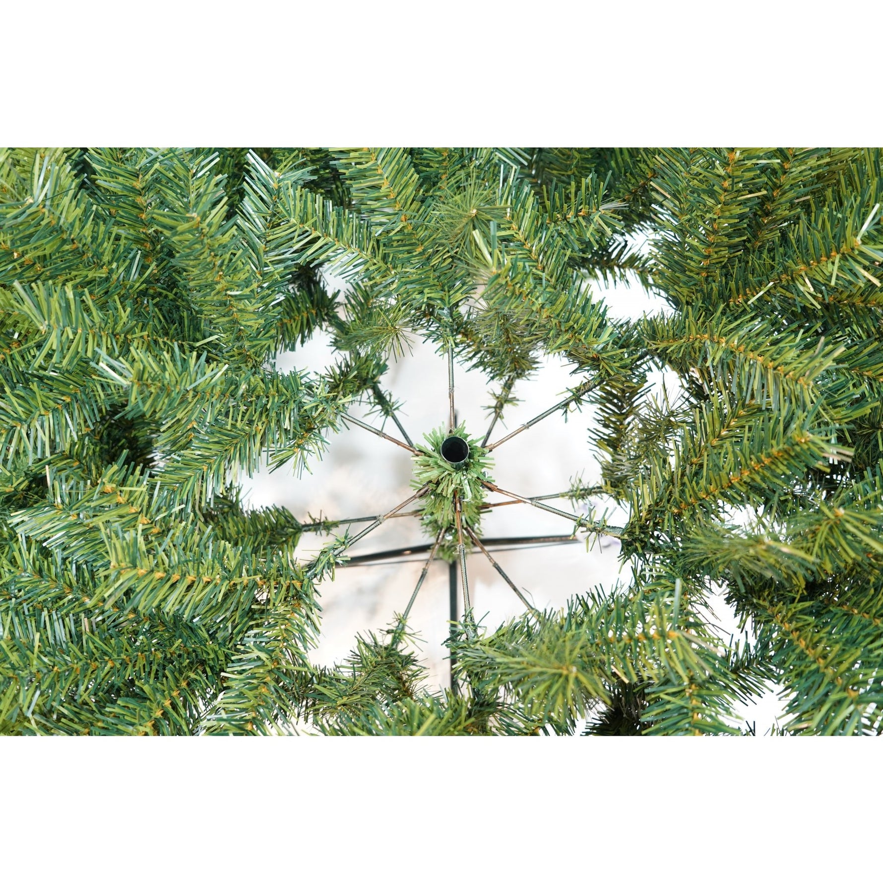 Brad Artificial de Craciun Bogat, Flippy, 1.80 m inaltime, 774 ramuri, Premium, Verde, Decorat cu 56 conuri pin rosii,
