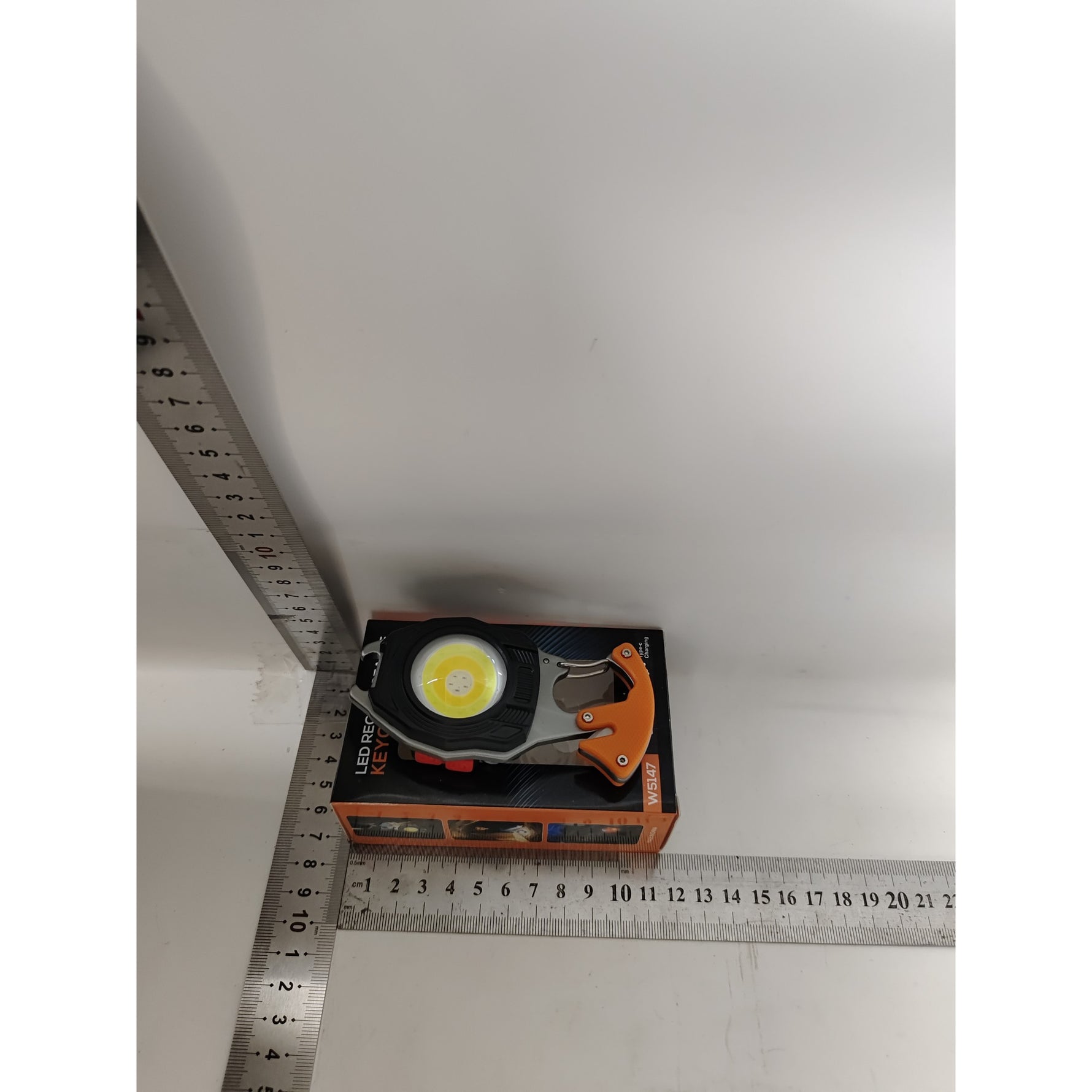 Breloc Multifunctional, Flippy, Model W5147, Kit Supravietuire, Lanterna, Bricheta, Fluier, din ABS/Aluminiu,