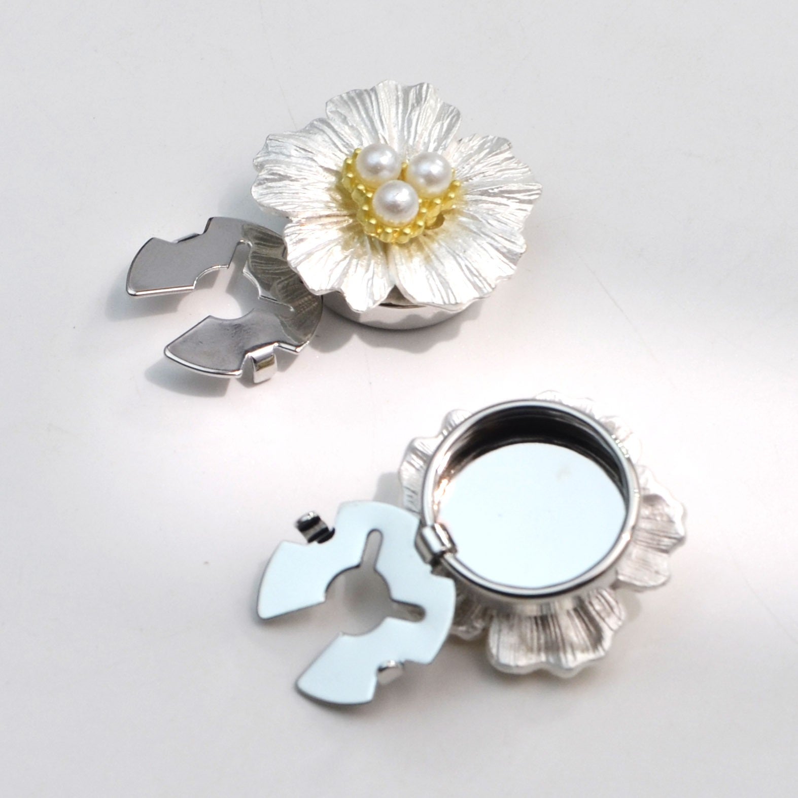 Accesoriu pentru Nasturi, Flippy, Model Floare cu Perle, din Metal, 2.5 x 1.7 cm, Argintiu
