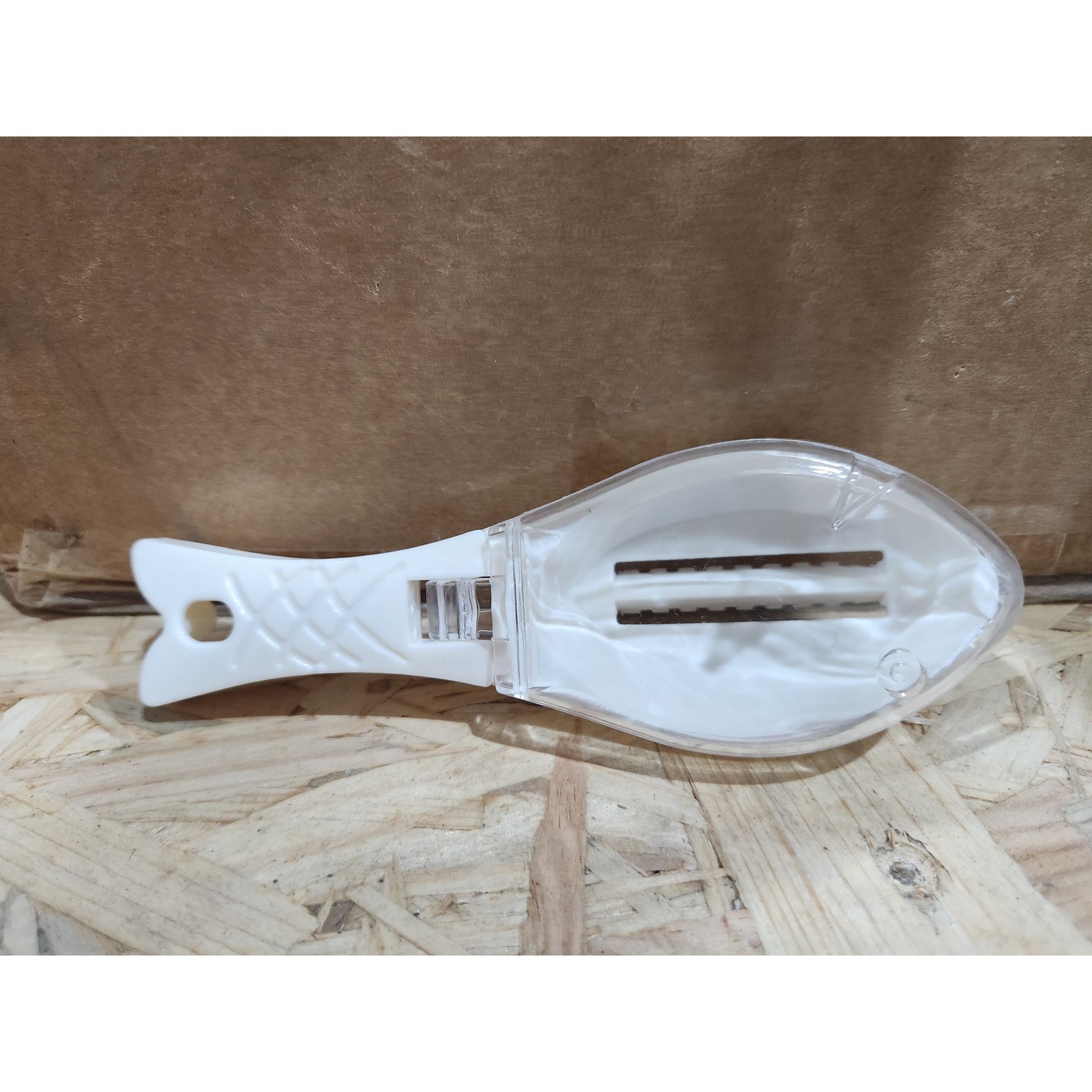 Curatator de Solzi de Peste, Flippy, Manual, Forma Peste, cu Compartiment de Colectare, din Plastic, 15.5x5.5 cm, Alb