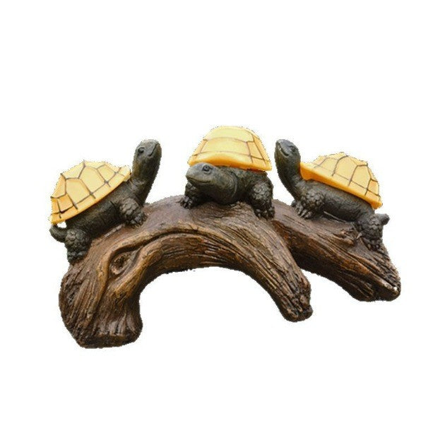Decoratiune Ornament pentru Gradina, Flippy, Decoratiune pentru Gradina, Model 3 Broscute Testoase Asezate pe Bustean,