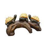 Decoratiune Ornament pentru Gradina, Flippy, Decoratiune pentru Gradina, Model 3 Broscute Testoase Asezate pe Bustean,