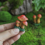 Decoratiune Ornament pentru Ghiveci, Flippy, Decoratiune pentru Gradina, Model 1 Ciuperci Rosii cu Buline Albe, 3.1 x 4