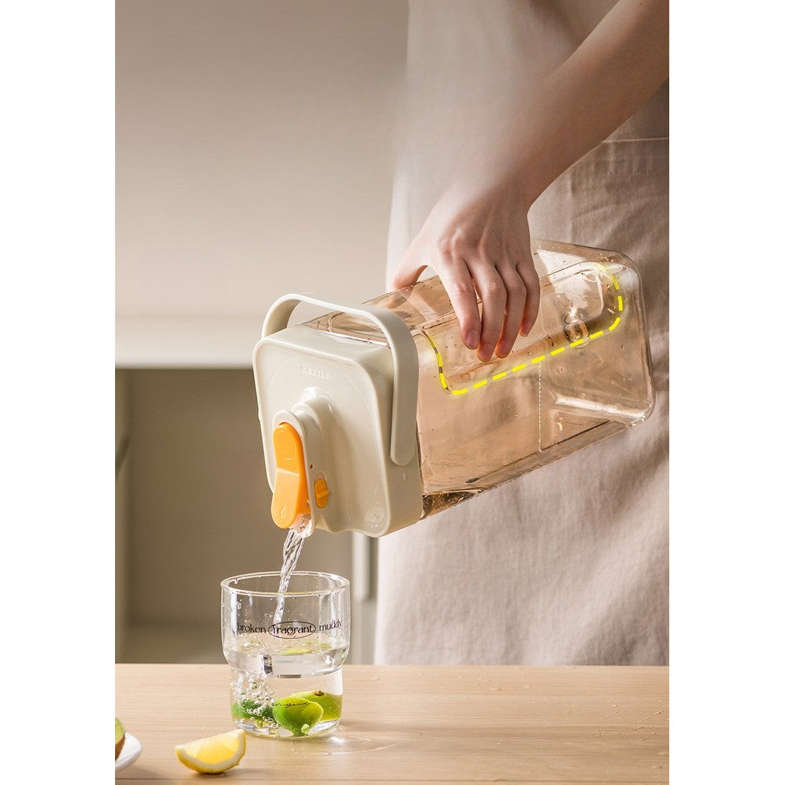 Dozator portabil pentru bauturi Flippy, 3.5 litri, capac etans, duza deschidere/inchidere, recipent din plastic,