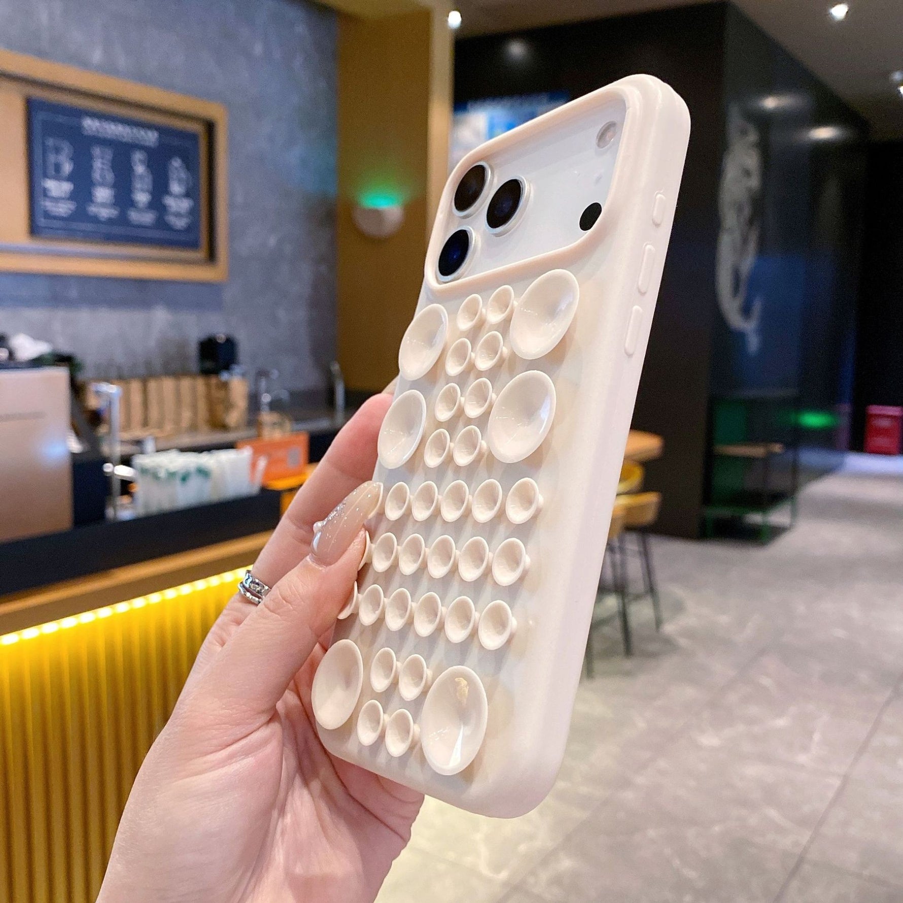 Husa cu Ventuze, Flippy, Compatibila iPhone 17 Air, din Silicon, Interior Microfibra, Crem