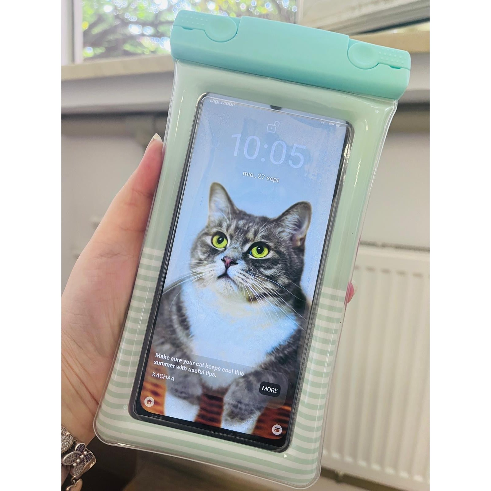 Husa subacvatica Cushion Waterproof Flippy, Snowproof, Universala, Dungata, cu Snur, pentru telefon sau documente,