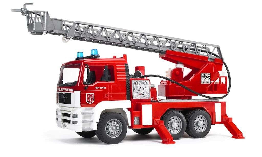 Vehicul de pompieri MAN cu scară, pompă și semnalizare
