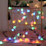 Instalatie sfere brad Craciun Flippy, 3 metri, 20 LEd-uri, alimentare la retea, fir transparent, multicolora