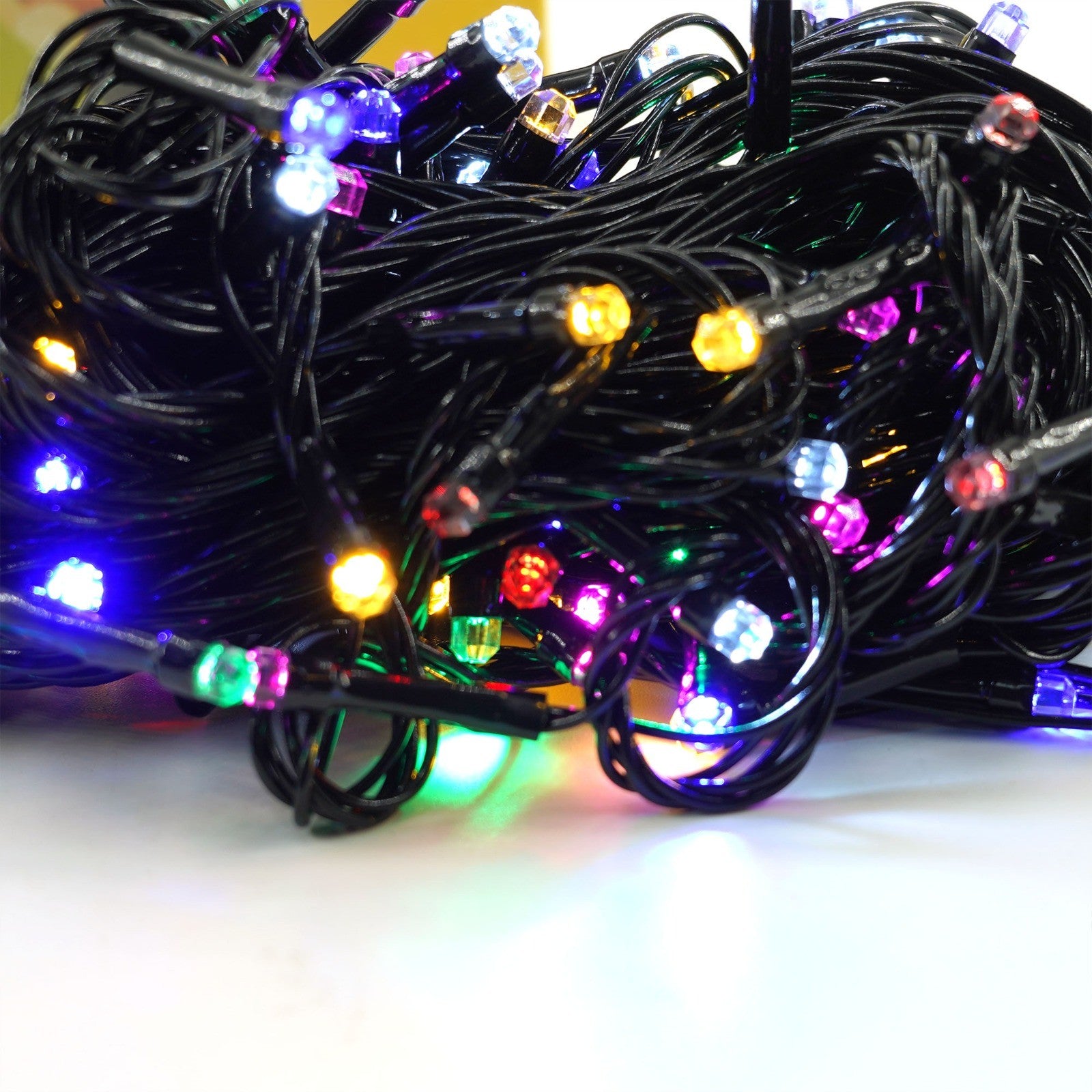 Instalatie de Craciun liniara Yoto, 10 m, din care 1 m cablu priza 220V, 100 LED, 8 jocuri de lumini, beculet in 6