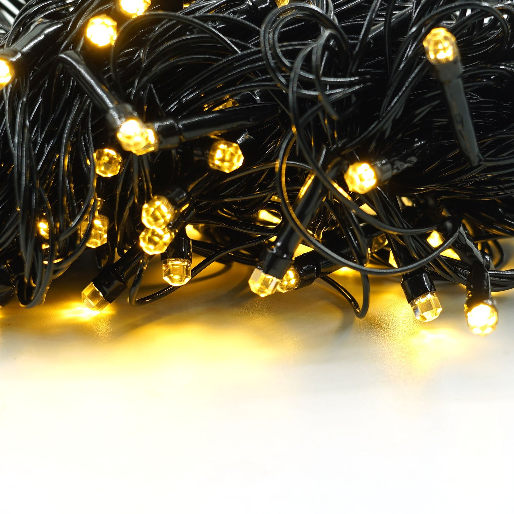 Instalatie de Craciun liniara Yoto, 10 m, din care 1 m cablu priza 220V, 100 LED, 8 jocuri de lumini, beculet in 6