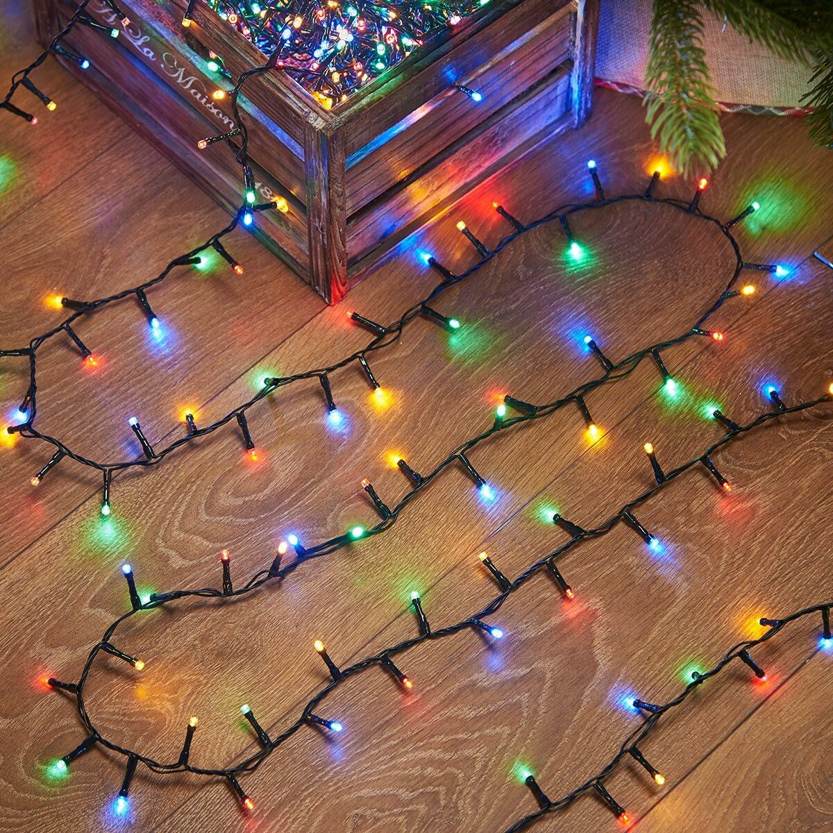Instalatie de Craciun liniara Yoto, 10 m, din care 1 m cablu priza 220V, 100 LED, 8 jocuri de lumini, beculet in 6