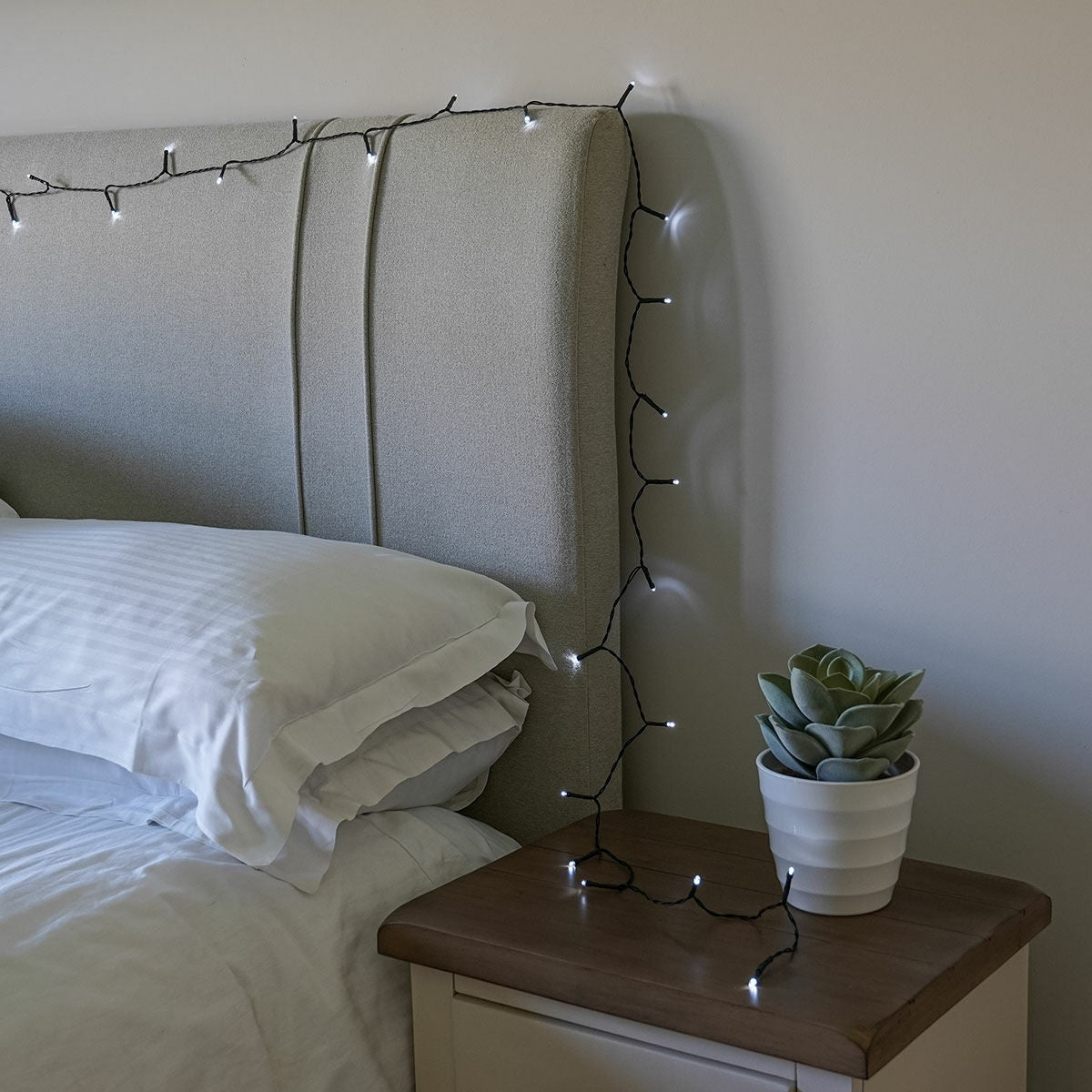 Instalatie de Craciun liniara Yoto, 10 m, din care 1 m cablu priza 220V, 100 LED, 8 jocuri de lumini, controler, fir