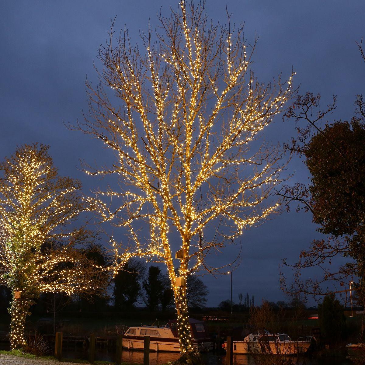Instalatie de Craciun Liniara Yoto, 22 m, din care 1 m Prelungitor 220V, 300 LED, 8 jocuri de lumini, Controler,