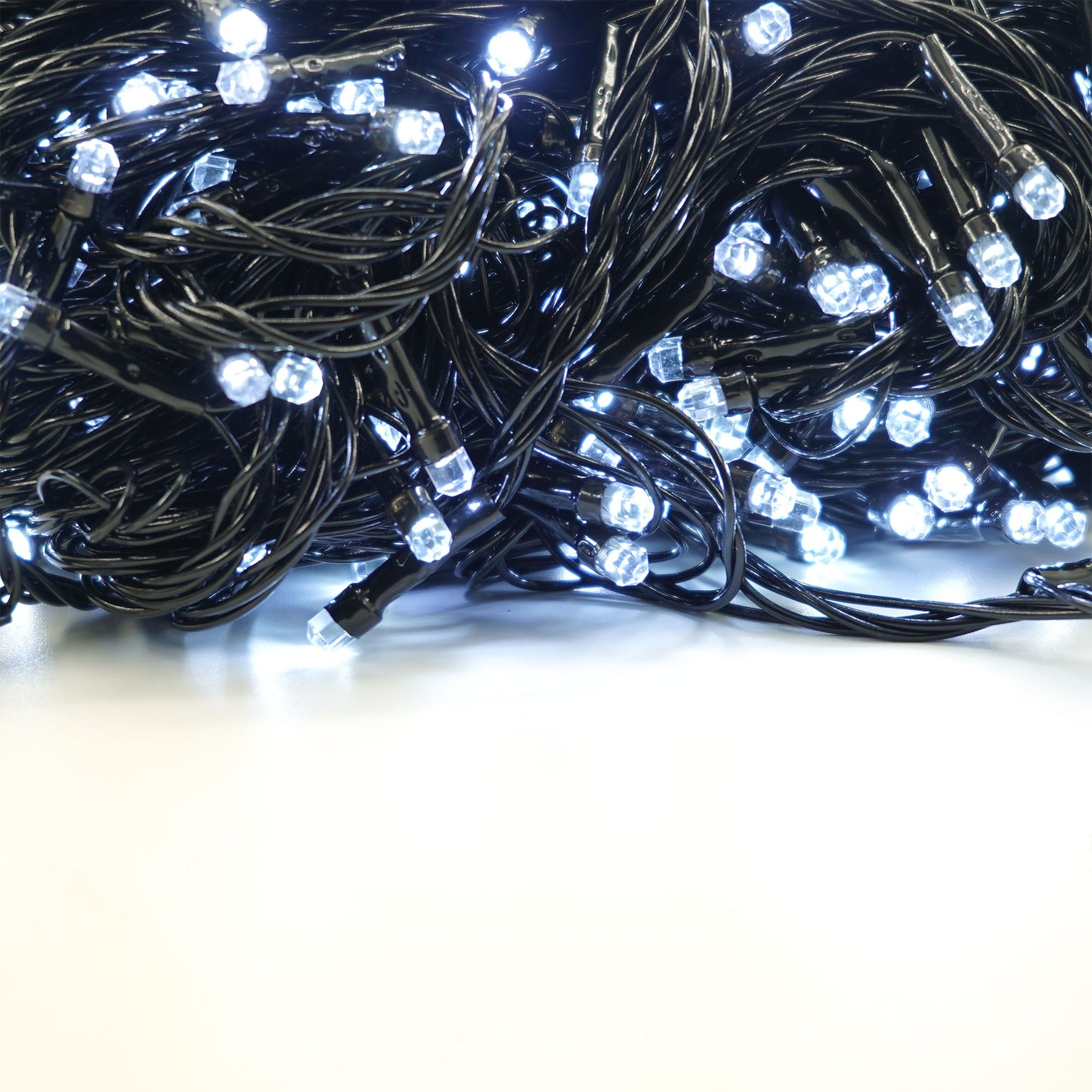 Instalatie de Craciun liniara Yoto, 24 m, din care 1 m cablu priza 220V, 300 LED, 8 jocuri de lumini, beculet in 6