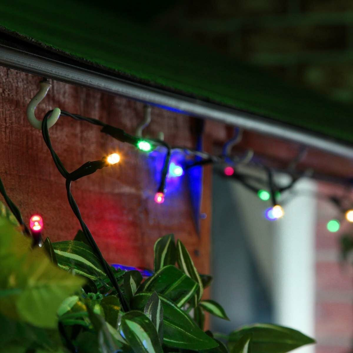 Instalatie de Craciun liniara Yoto, 24 m, din care 1 m cablu priza 220V, 300 LED, 8 jocuri de lumini, controler, fir