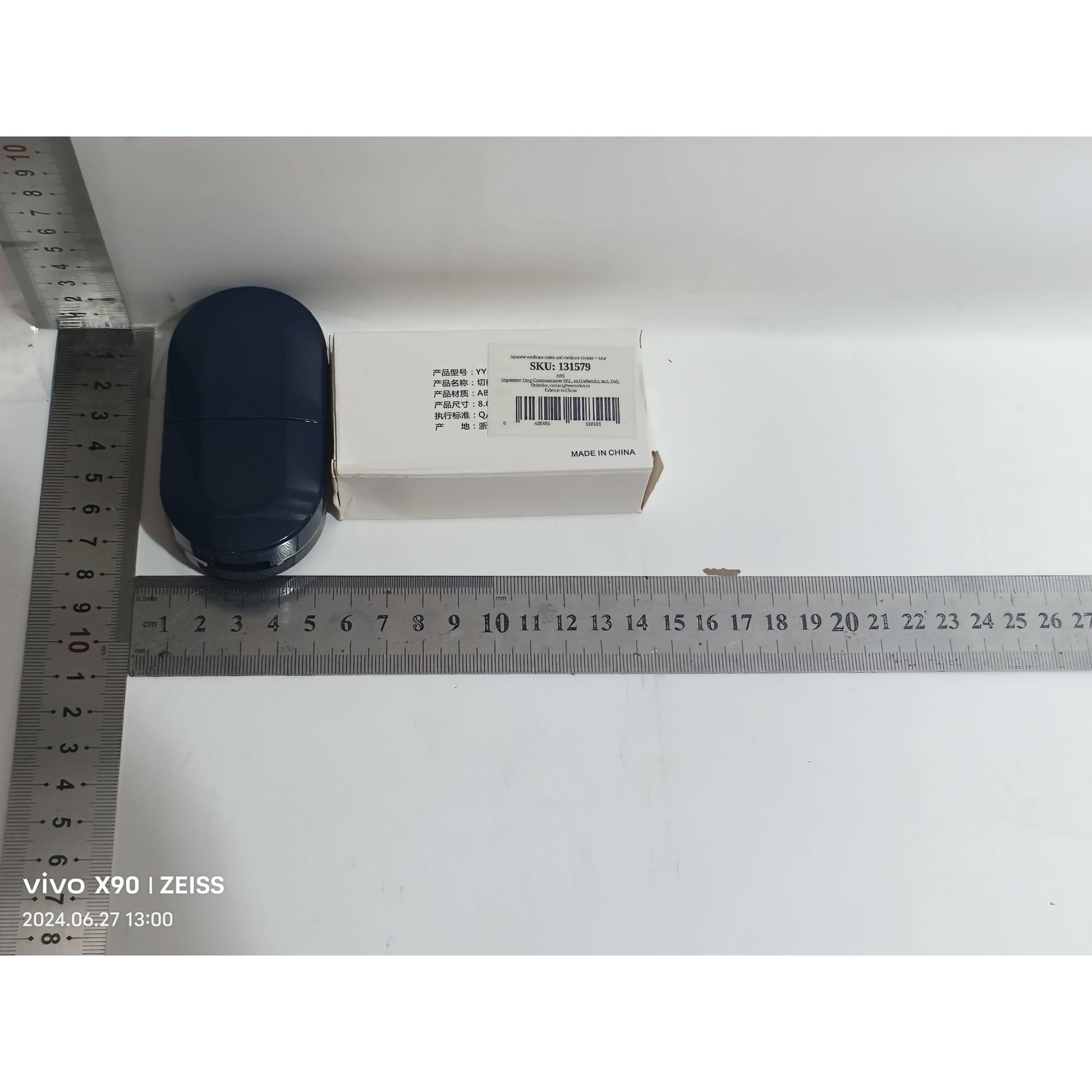 Organizator medicamente, Flippy, Dispozitiv Taiere/Sfaramare Pastile, Ideala pentru Calatorii, Portabila, Perie pentru