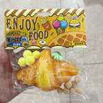 Jucarie Antistres Squishy, Flippy, cu Revenire Lenta, Squeeze Pinch Family, Model Croissant, 10x8 cm, 90g, Ambalaj