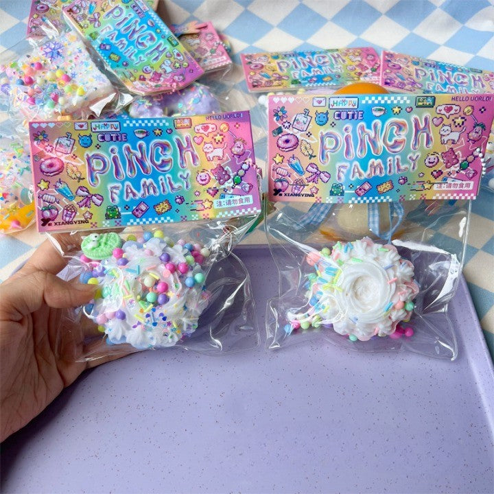 Jucarie Antistres Squishy, Flippy, cu Revenire Lenta, Squeeze Pinch Family, Model Prajitura, 8x8 cm, 90g, Ambalaj